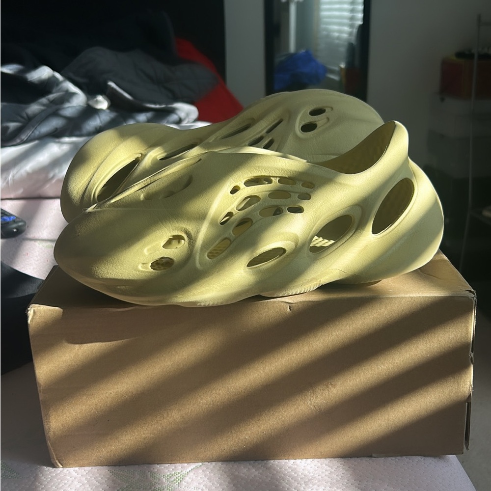 Tan foam runners , yeezy